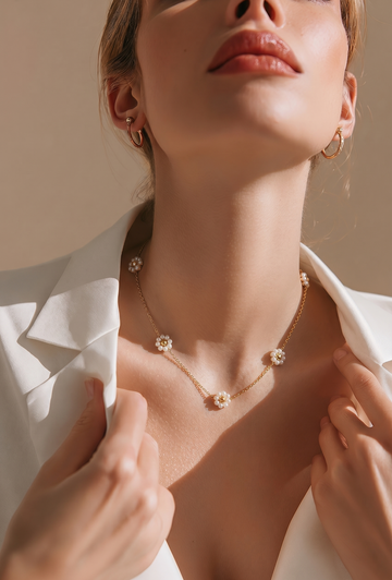 18k Gold Flower in White