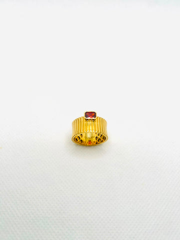 18k Gold Wide Ribbed Band Ring With Red Zirconia — 7g (Approx)