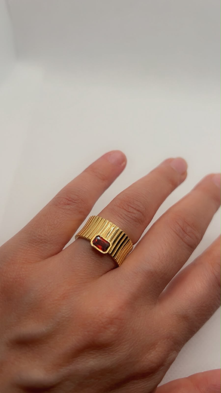 18k Gold Wide Ribbed Band Ring With Red Zirconia — 7g (Approx)