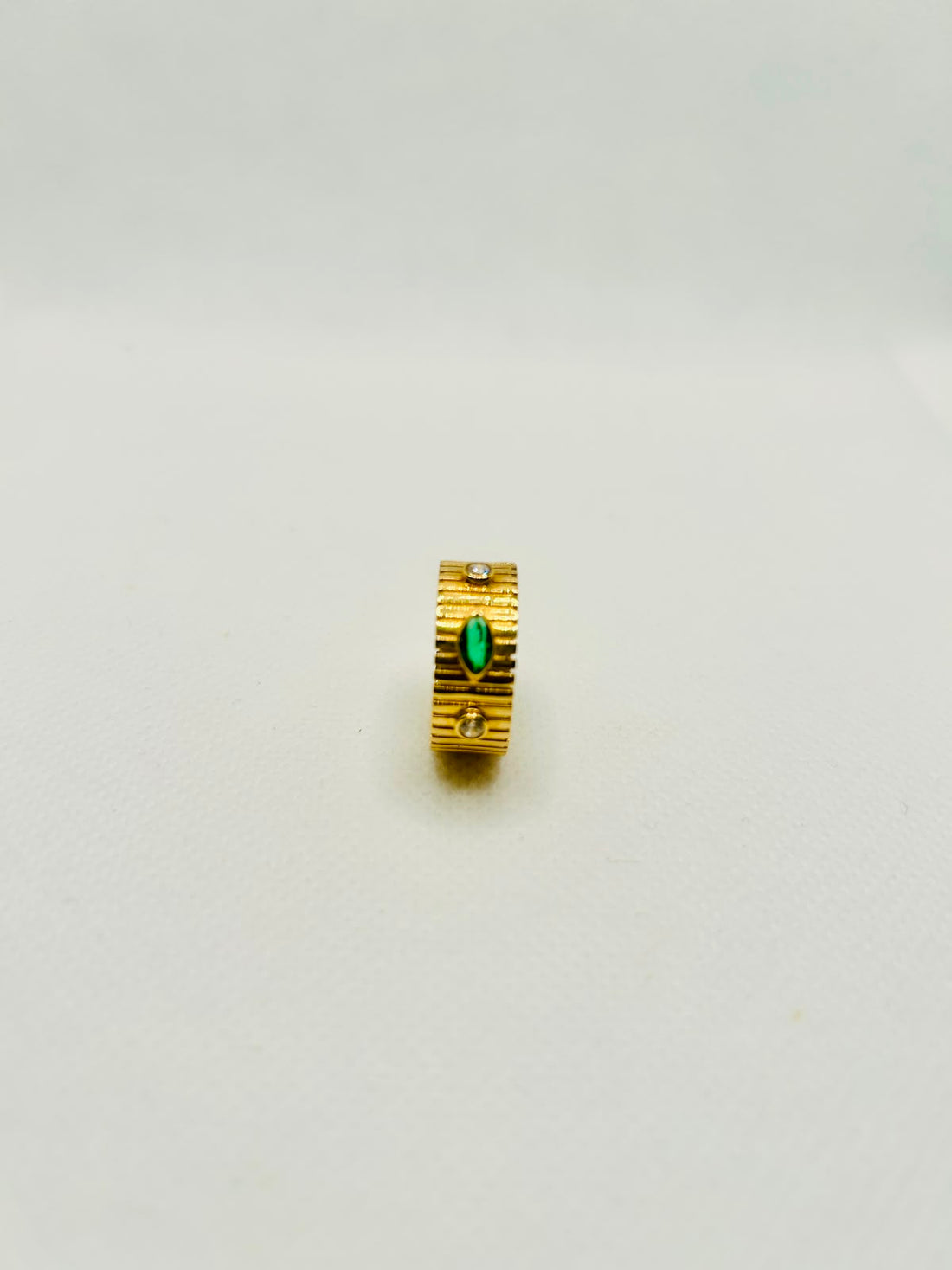 18k Gold Wide Ribbed Band Ring With Green & White Zirconia — 6g (Approx)
