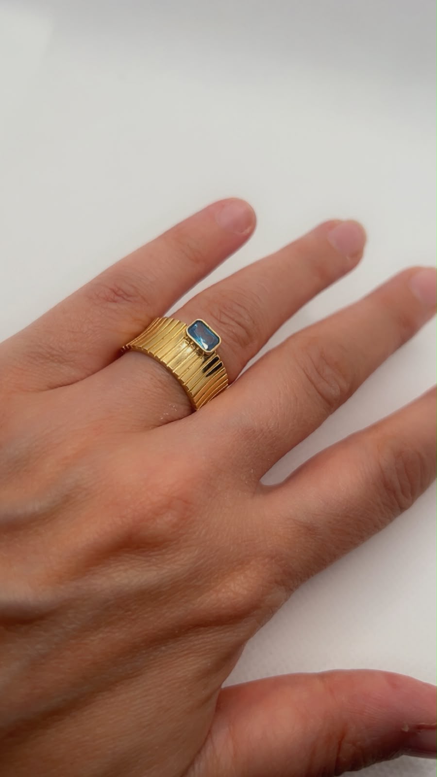 18k Gold Wide Ribbed Band Ring With Blue Zirconia — 7g (Approx)
