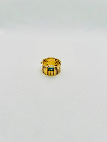 18k Gold Wide Ribbed Band Ring With Blue Zirconia — 7g (Approx)