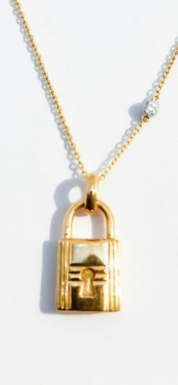 18k Gold Padlock Pendant Necklace With Diamond Chain - 4.76g (Approx)